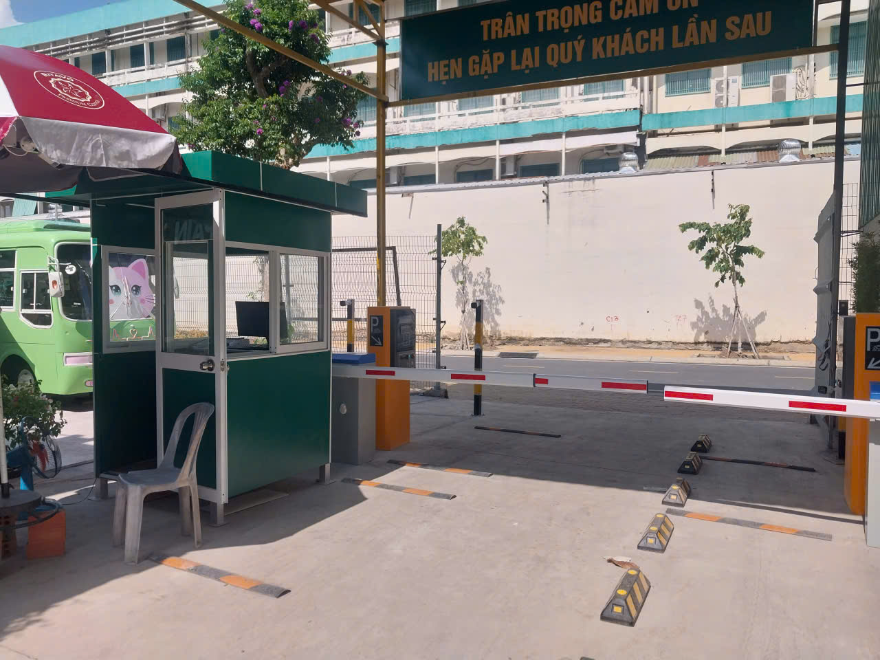 máy phát thẻ xe tự động